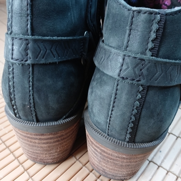 TEVA women's Foxy Bison Black Ankle Zip Heeled Harness Brushed Leather Boots Siz - Picture 8 of 11